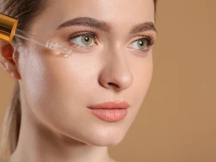 Primer plano de una clienta después de su tratamiento de belleza